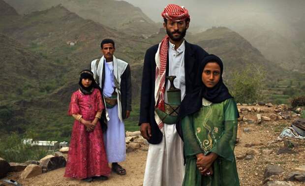 4. Девочки, которых насильно отдают замуж в Афганистане. На фото невеста Тегани (в розовом) и Гада дети, иллюстрация