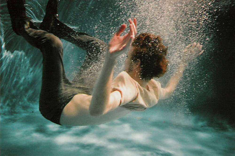 Мир идет ко дну. Медленно ко дну. Иду ко дну. Девушка тонет в воде. Девушка идет ко дну.