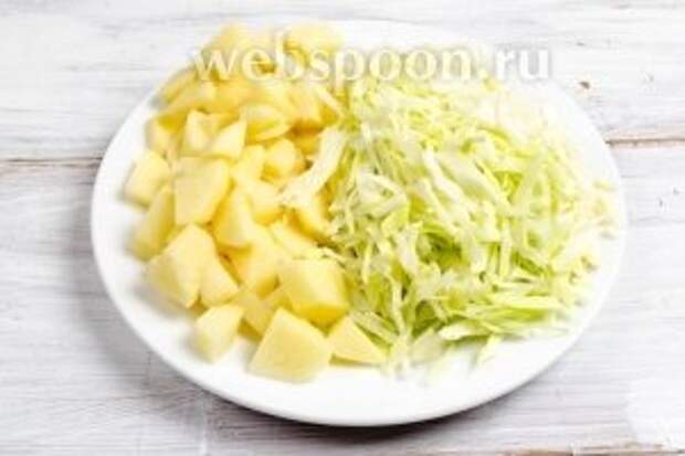 Картофель вымыть, очистить. Нарезать кубиком. Капусту мелко нашинковать.