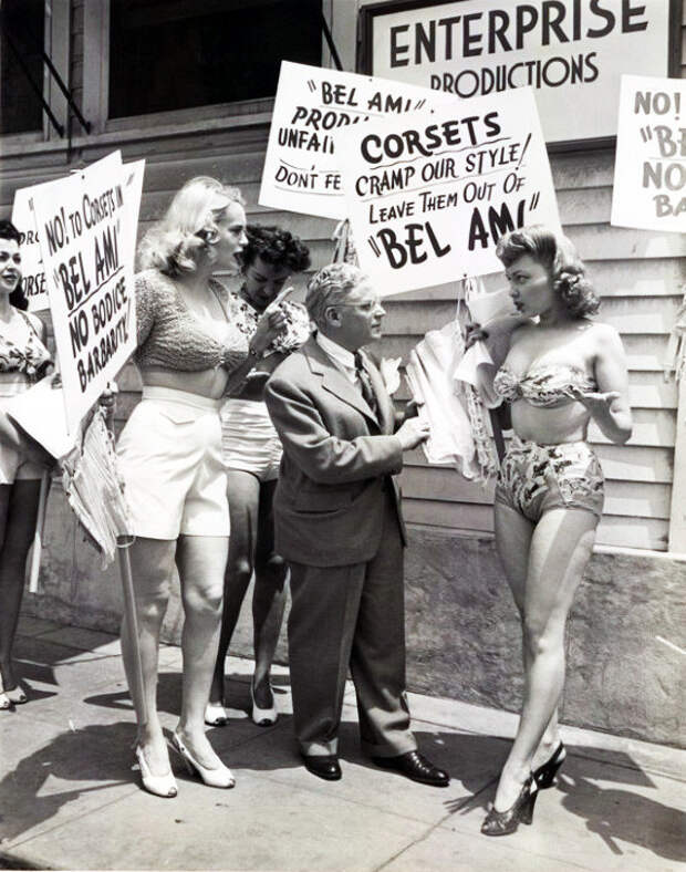 Актрисы протестуют против использования корсетов в спектаклях. Бродвей, Нью-Йорк, США, 1946 год. жизнь, интересное, история