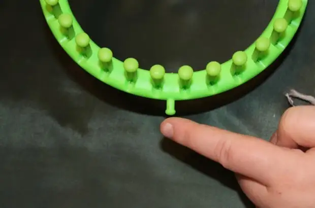 Учимся вязать на луме (Loom knitting). Урок первый: лицевые петли