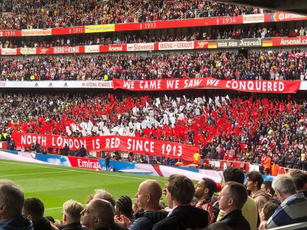 «Северный Лондон – красный с 1913 года». Баннер фанатов «Арсенала» на матче с «Тоттенхэмом»
