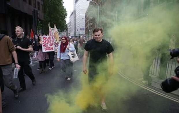 Британцы вышли на акции протеста против мер экономии