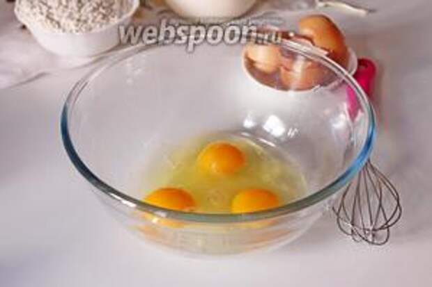 Начнём с приготовления теста. Яйца взбить с сахаром и солью.