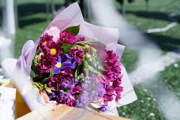 Мошенники придумали схему обмана с денежным подарком в букете цветов