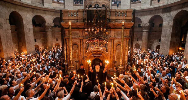 Благодатный огонь сошёл в Иерусалиме: спецборт везёт святыню в Россию