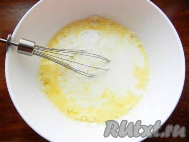 Взбить яйца с солью и сахаром, влить кефир с содой, перемешать до однородности.