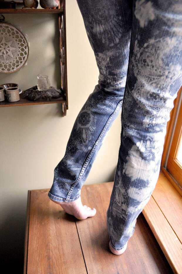 Как украсить джинсы с помощью кружева и отбеливателя