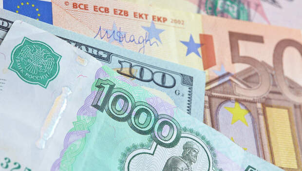Евро, рубли и доллары. Архивное фото