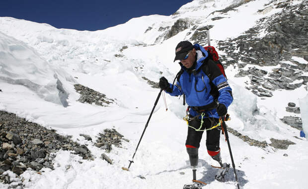 Превозмогая себя Марк Инглис из Новой Зеландии стал первым человеком, поднявшимся на Эверест будучи инвалидом. 20 лет назад мужчине ампутировали обе ноги – он отморозил их во время экспедиции на гору Кука, но даже этот факт не повлиял на уверенность мужчины в том, что он сможет покорить высочайшую гору в мире. В итоге в 2006 году альпинист отправился в путешествие за мечтой в составе коммерческой группы, сопровождаемой съемочной группой Discovery Channel. Казалось, сама судьба была против этого восхождения – на высоте 6,5 тысяч метров у новозеландского альпиниста сломался протез, починить который было невероятно сложно. Тем не менее, Марку удалось не только исправить поломку, но и ступить на вершину горы, которой он так долго грезил. Подъем занял у Инглиса целых 40 дней, но сам альпинист утверждает, что готов был бы идти еще столько же, лишь бы достичь заветной цели.