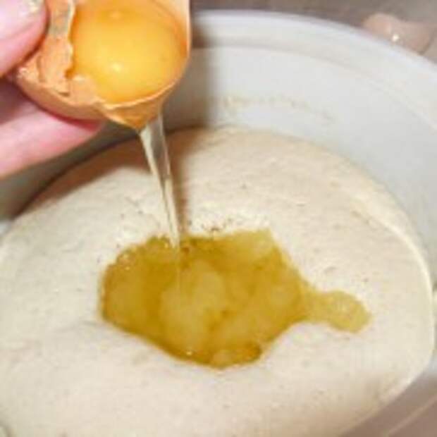 Для чего в тесто добавляют масло. Добавляем в тесто растительное масло. Замешиваю тесто на кефире. Добавляем растительное масло в дрожжевое тесто. Дрожжевое тесто на кефире и масло растит.