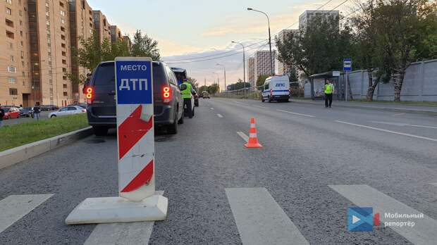 На Римского-Корсакова сбили переходившего на красный свет мужчину
