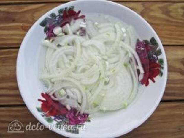 Немецкий картофельный салат с соленым огурцом: Лук замариновать