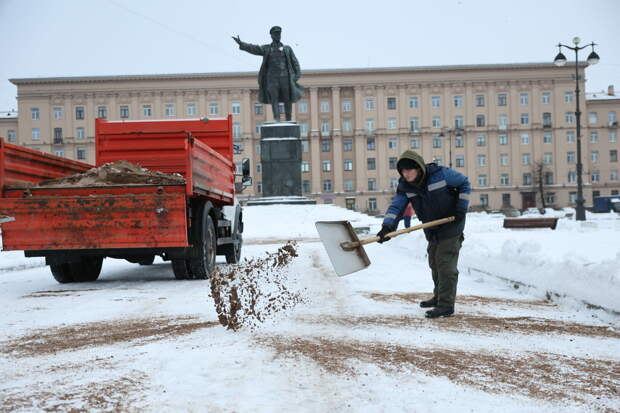 В двух районах Петербурга снег расчищают 170 работников ручного труда в сутки