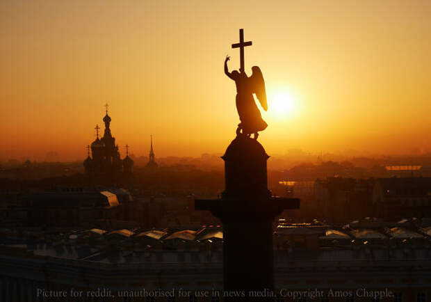 Ангел на вершине Александрийской колонны в центре Дворцовой площади Санкт-Петербурга.