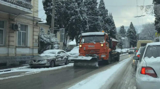 В Ялте устраняют последствия снегопада