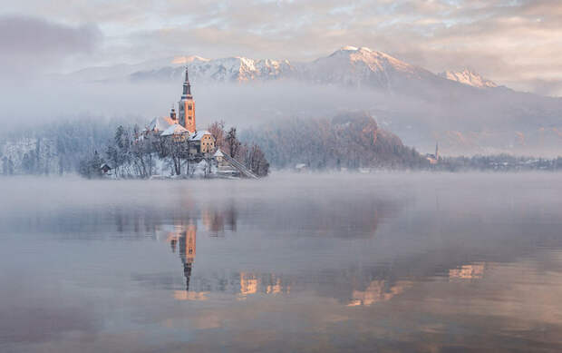 Церковь на озере, освещённая солнцем бледское озеро, зима, озеро, словения