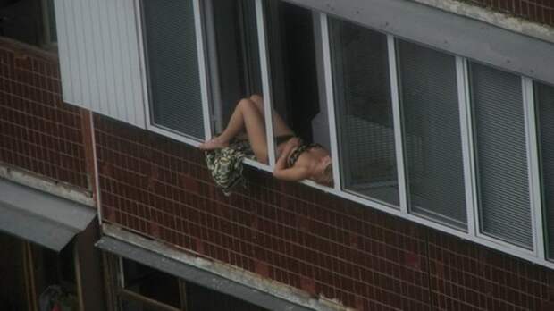 В случаях, когда крыша закрыта, девушки используют окно или балкон девушки, прикол, юмор