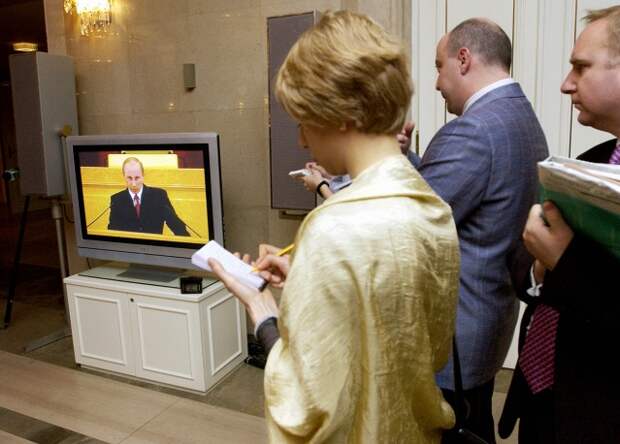 Среди основных задач, поставленных президентом в 2005 году, отмена налога на наследуемое или получаемое в дар имущество, упрощение порядка оформления объектов жилой недвижимости, упрощение процедуры декларации накопленного капитала, выдвижение кандидатуры губернатора от победившей на выборах в регионе партии. На фото: журналисты следят за прямой трансляцией обращения Владимира Путина, 25 апреля 2005 года
