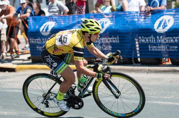 Brianna Walle (Team Tibco-SVB) navigating the high speed corner before the climb early in the race (фото: Matthew Moses/Moses Images)