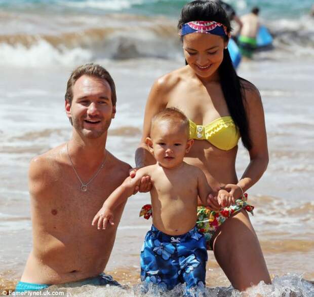 Nick Vujicic, motivational speaker born without limbs, enjoys beach with family " Rapid Motivation