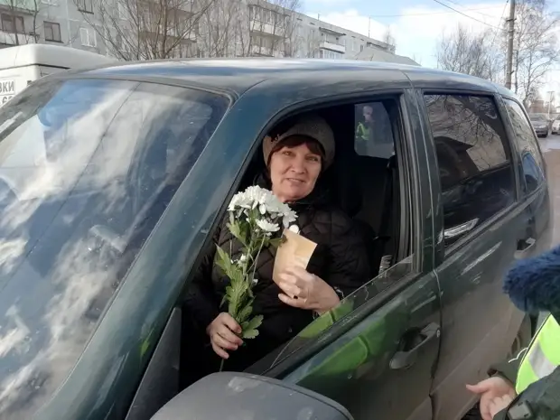 Госавтоинспекторы по Бологовскому району поздравили автоледи с Международным женским днём