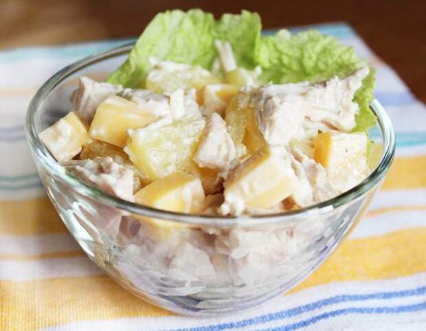 Салат из курицы, грибов и ананасов