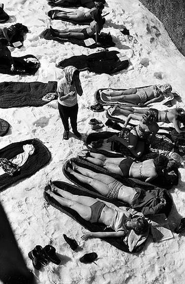 1960 год. Отдыхающие на пляже