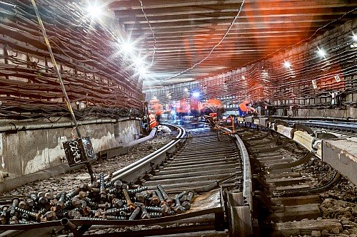 Автоматика метрополитена фиксирует любое проникновение человека в туннель. Сегодня своего рода субботник, но даже в этом случае составляют поименный список всех, кто отправляется в подземелье. Нас посчитали дважды: по дороге туда и обратно – вдруг решим остаться?