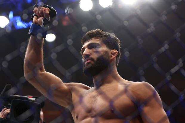 Российского бойца UFC Царукяна высадили с самолета в США