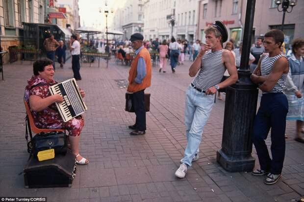 23. На Арбате все чаще стали появляться уличные музыканты в поисках заработка.