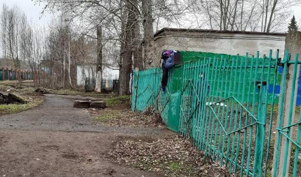 Ребенок застрял на заборе школы в Уфе из-за отсутствия нормальной дороги