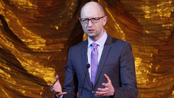 Киев, Украина - 18 мая: премьер Украины Арсений Яценюк выступает во время празднования церемонии по случаю 71-й годовщины крымских татар exilein Киев столица Украины 18 мая, 2015. (Фото Владимира Штанько/Анадолу агентство/Джетти)