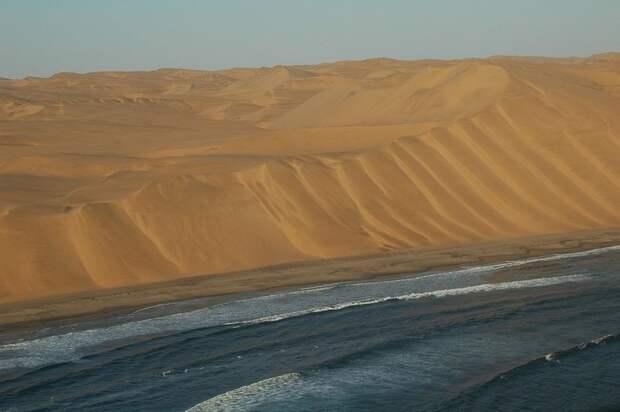 namib08 Там где пустыня встречается с водой