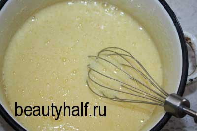 Наполеон с изюмом и заварным кремом.