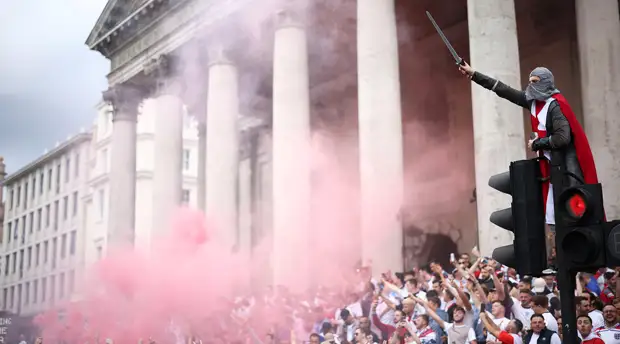 Штурм «Уэмбли», стычки с полицией и расистские оскорбления: как поведение английских фанатов омрачило финал Евро-2020