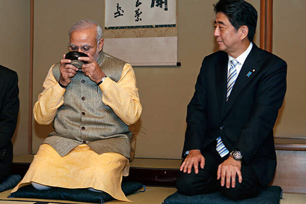 Нарендра Моди (слева) и Синдзо Абэ