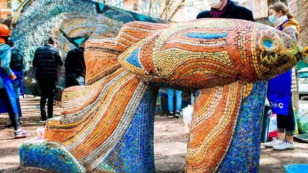 В Ростове закрасили надпись на скульптуре "Рыбка и волна"