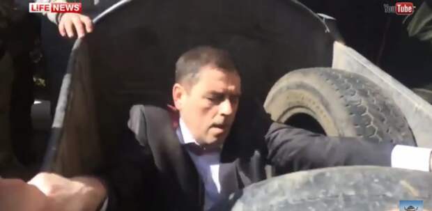 Их нравы: в Прикарпатье «Правый сектор» бросил чиновника в урну и облил зеленкой Их нравы: в Прикарпатье «Правый сектор» бросил чиновника в урну и облил зеленкой
