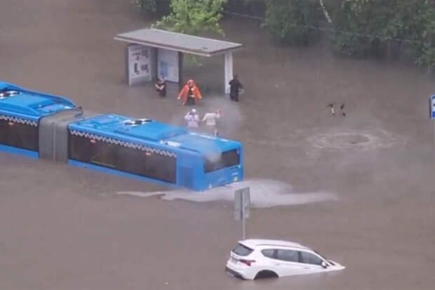 Автобус на севере Москвы ушел под воду после мощного ливня