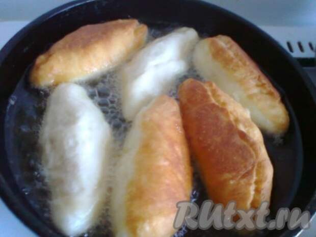 Пирожки с мясом жарим в раскаленном масле до золотистого цвета на среднем огне. Пирожки должны быть погружены в него хотя бы на половину. 