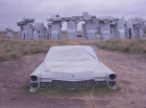 Монумент из старых американских машин выставлен на продажу (10 фото) Монумент из старых американских машин выставлен на продажу (10 фото)