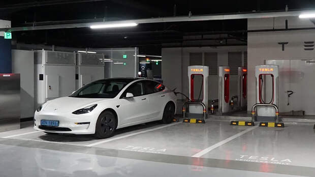 Сотни электромобилей Tesla оказались заблокированы для владельцев