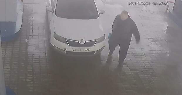В Твери водитель вырвал колонку на автозаправочной станции, теперь его разыскивает полиция