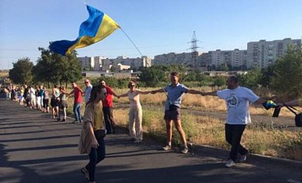 Против вторжения России: жители Мариуполя взяли город в кольцо Против вторжения России: жители Мариуполя взяли город в кольцо