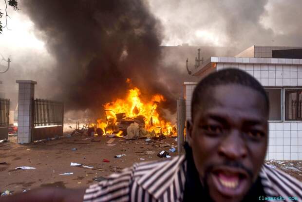 Жители Уагадугу организовали акцию протеста против изменения конституции Буркина-Фасо и продления срока правления президента Блэза Компаоре, который планирует баллотироваться на третий срок. Демонстранты подожгли автомобиль у здания парламента в столице с