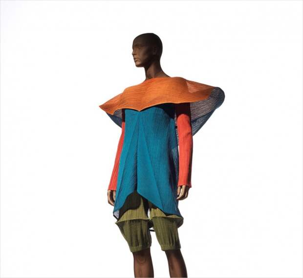 Квадратное платье и Co (выставка Miyake Issey)