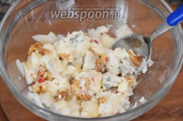 Смешать нарезанный сыр, мякоть груши, грецкие орехи и розовый перец.