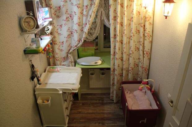 Детский пеленальный столик, детская кроватка в интерьере