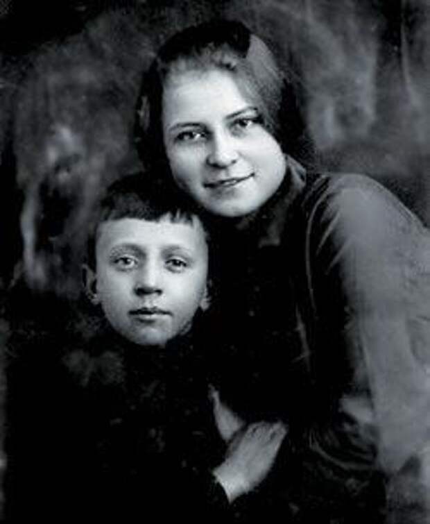 Юрий Есенин с мамой Анной Изрядновой